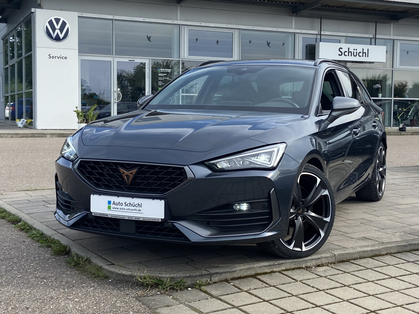 Cupra Leon ST 2.0 TSI DSG NAVI-PRO+LED+VIRTUAL-COCKPIT+KAMERA+PARKASSIST+FULL-LINK+SHZ+DAB+LANE-ASSIST+GRA+KEYLESS+BLUETOOTH